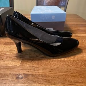 Life Stride patent leather pumps black